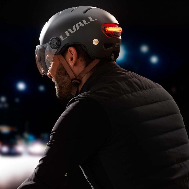 Man draagt een Livall L23 E-bike helm en kijkt naar links.