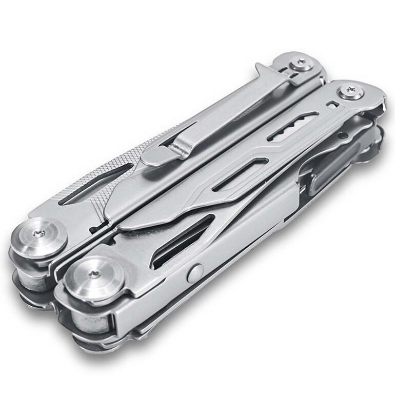 Het handzame en 260 gram lichte zakgereedschap bevat 18 (!) van de belangrijkste functies. Samengeklapt 18-in-1 multitool op een witte achtergrond.