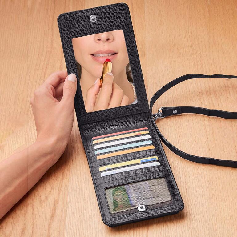 In de 8 steekvakken kunt u zonder problemen uw creditcards, ID-kaart, rijbewijs, parkeermunten e.d. kwijt. En voor de snelle beauty-check bevat het tasje zelfs een spiegeltje. Hand die de crossbody-smartphone tas opent met een spiegel.