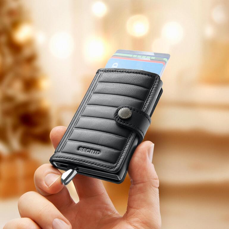 Zwart Secrid Mini-Wallet Premium in hand met zichtbare kaarten.