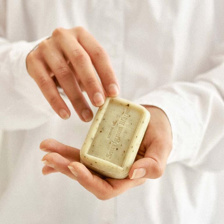 Persoon houdt de zeep The Real Wine Soap® in zijn hand.