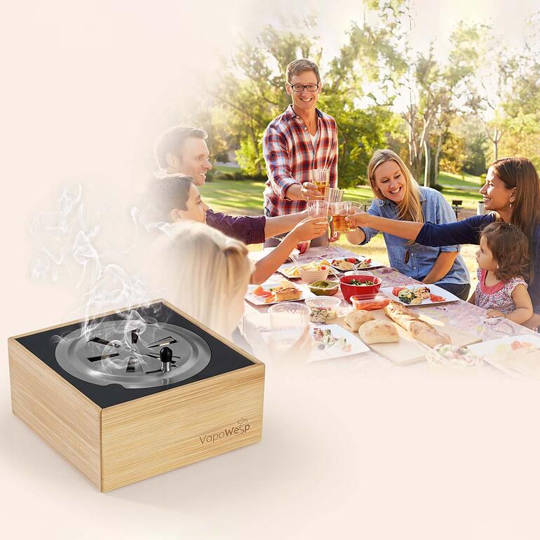 VapoWesp Starter Set roker bij een barbecuefeest met vrienden.