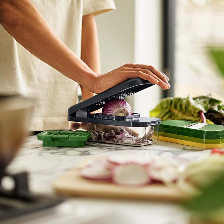 4-in-1 groentesnijder wordt in de keuken gebruikt.