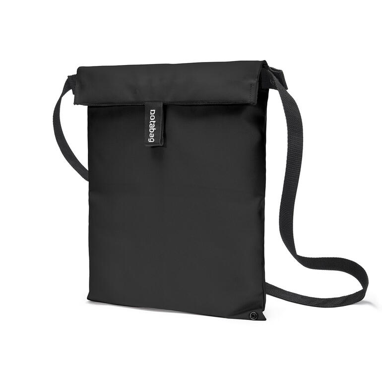 zwart Notabag Crossbody in zwart, opgevouwen met schouderband.
