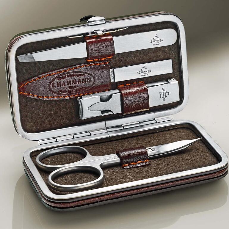 Open manicure-etui met vijf gereedschappen in een elegante verpakking.