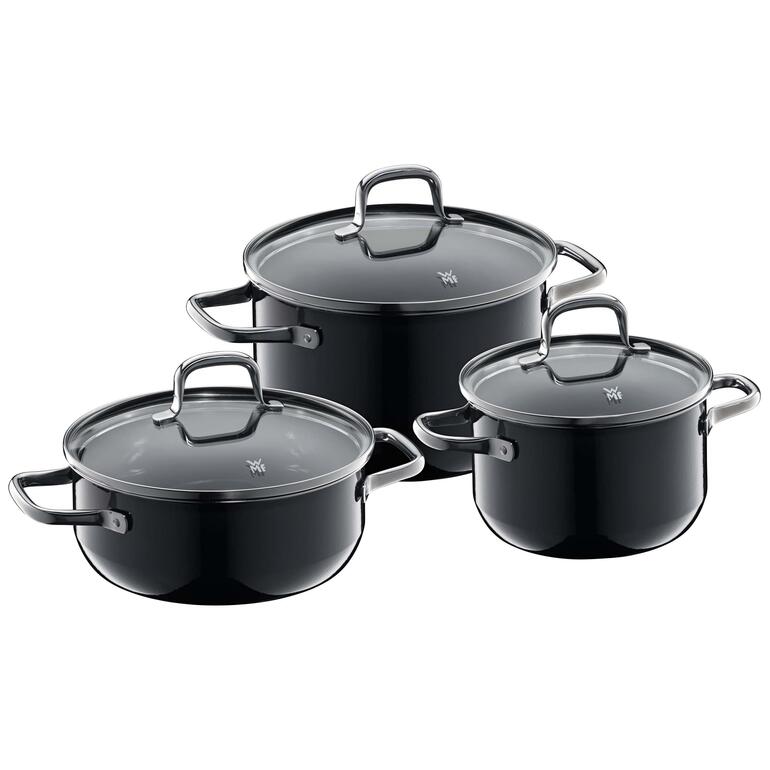 Drie zwarte pannen met glazen deksels in verschillende maten op een tafel.