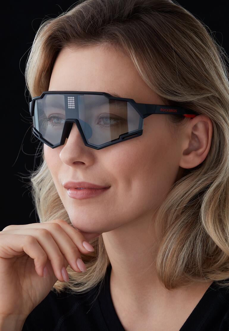 De gepolariseerde TAC-lenzen absorberen 100% van de schadelijke uv-straling. Vrouw met zelftintelende LCD-zonnebril in een modieuze look.