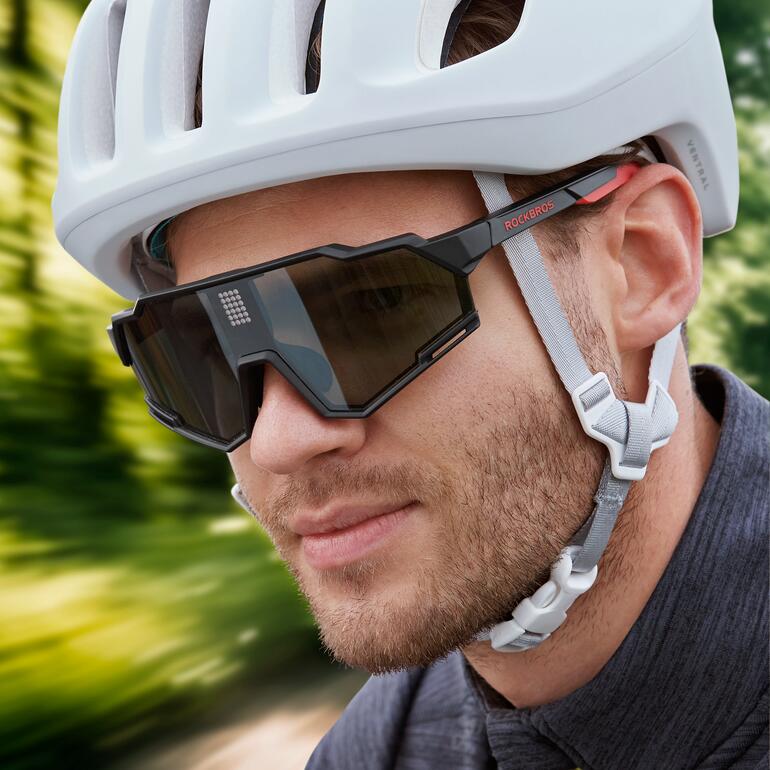 Man met zelftintelende LCD-zonnebril onder een fietshelm.