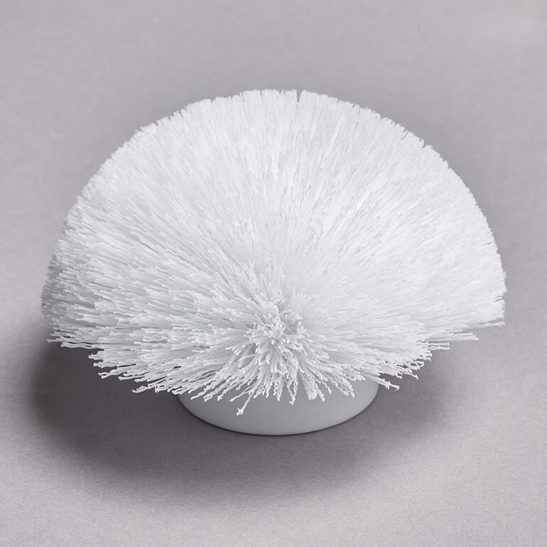 Reservborstel met fijne haren op een grijze achtergrond.