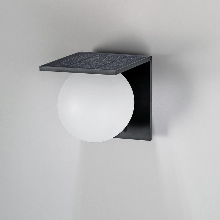 In de modus ‘bewegingssensor’ begint de lamp met volle lichtsterkte te branden zodra hij beweging binnen een omtrek van 5 m waarneemt. Als er geen beweging meer wordt gedetecteerd, schakelt de lamp zichzelf uit … Zonnebollenwandlamp in montagetoestand aan een muur.