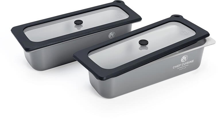 Set van 2 extra opvangbakken met deksel (afzonderlijk verkrijgbaar). Twee grijze extra containers met deksel, naast elkaar op een witte achtergrond
