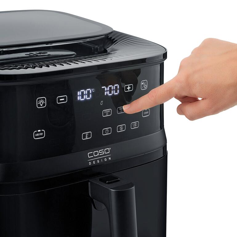 Selecteer eenvoudig het gewenste programma door op de sensorknop te drukken. Of stel de bereidingstijd en temperatuur individueel in. Close-up van de bedieningselementen van de CASO AirFry & Steam 700.