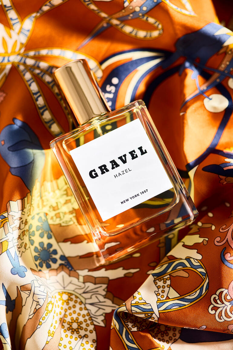 Gravel Hazel Eau de Parfum op een kleurrijke stof