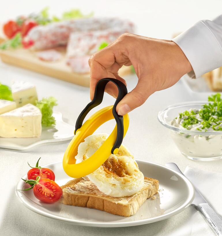 Knijp kort in de nylon handgreep en uw spiegelei glijdt rechtstreeks op uw bord, toast, ... zonder te plakken. Spiegelei-vorm wordt gebruikt om een spiegelei op toast te serveren.
