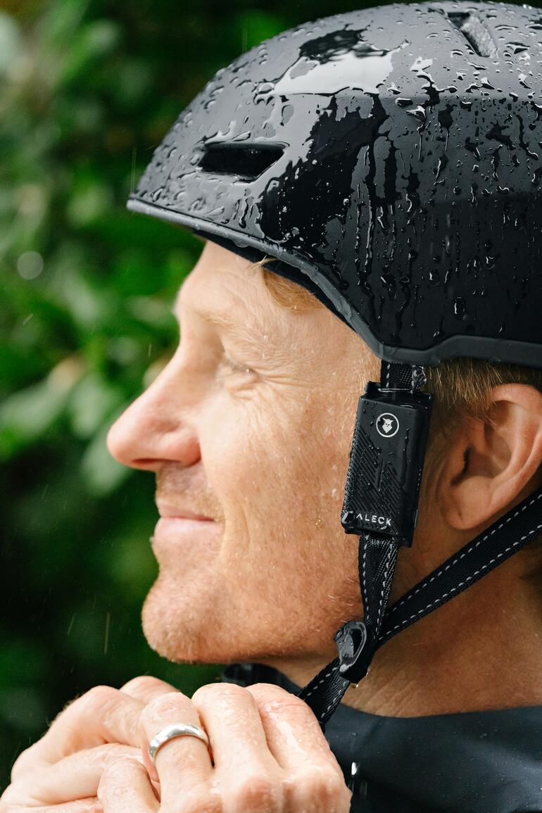 Man met een stijlvolle helm en intercomsysteem voor fietsers.