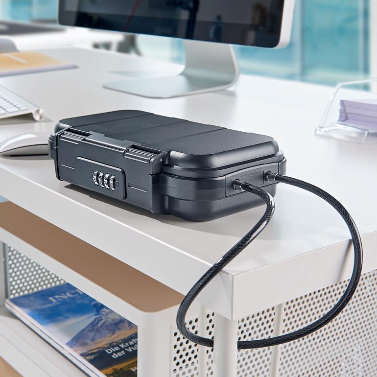 Mobiele kluis op een bureau met kabel