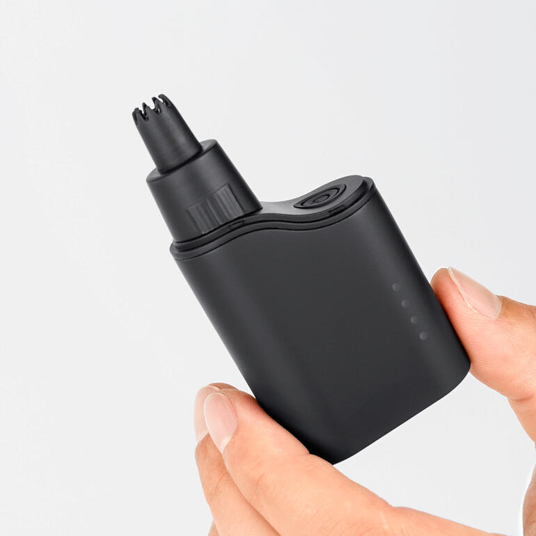 2-in-1 neus-/oorhaarschneider in de hand, compacte en praktische vorm.