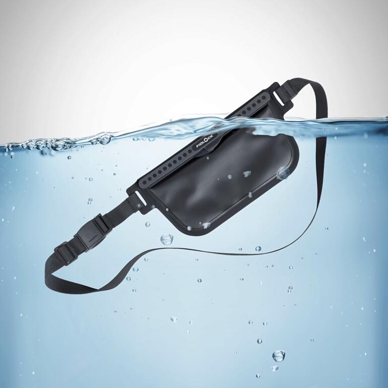 HERMETIC crossbody-tas, zwart Zwarte dry bag drijft in water, met luchtbellen zichtbaar onder het water.