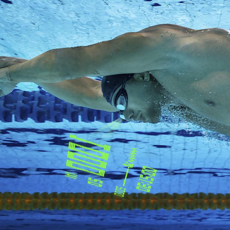 Zwemmer met Holoswim 2 bril in het water tijdens de training.