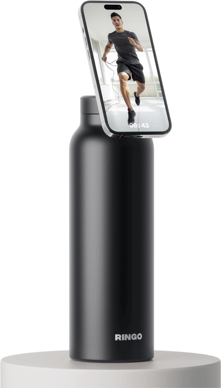 zwart 2-in-1 waterfles in zwart met smartphonehouder, op een witte standaard.