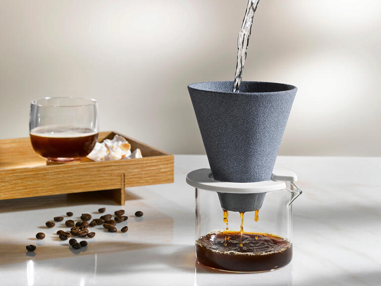 Koffiefilter van keramiek met vers gezette koffie.