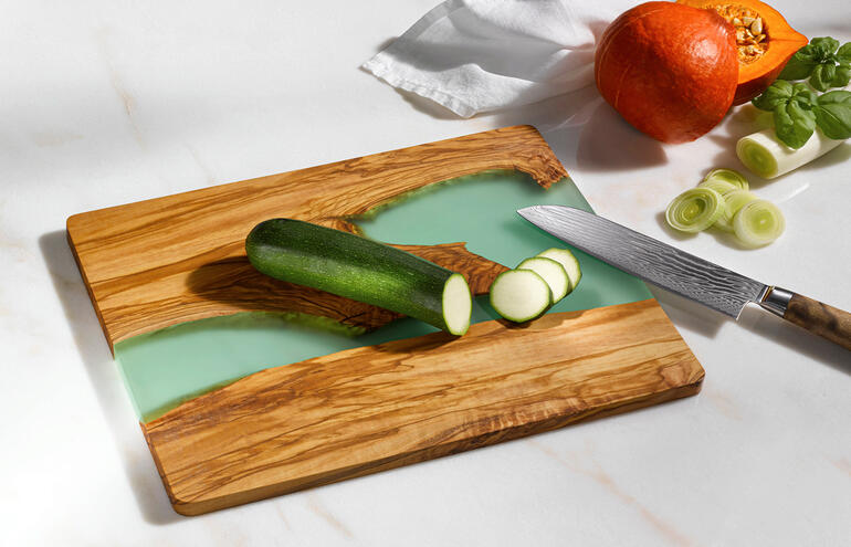 River-Design snijplank met groen oppervlak en een schijf komkommer erop