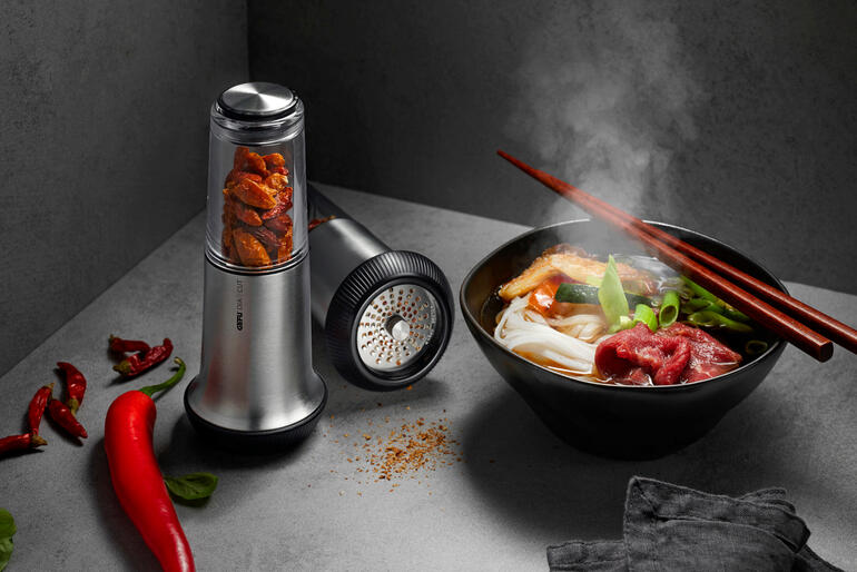 Chili-snijden X-Plosion® naast een kom met dampend eten