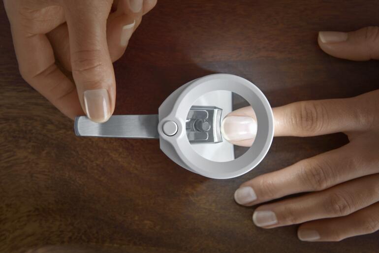 Hand houdt een veilige nagelknipper boven een vinger