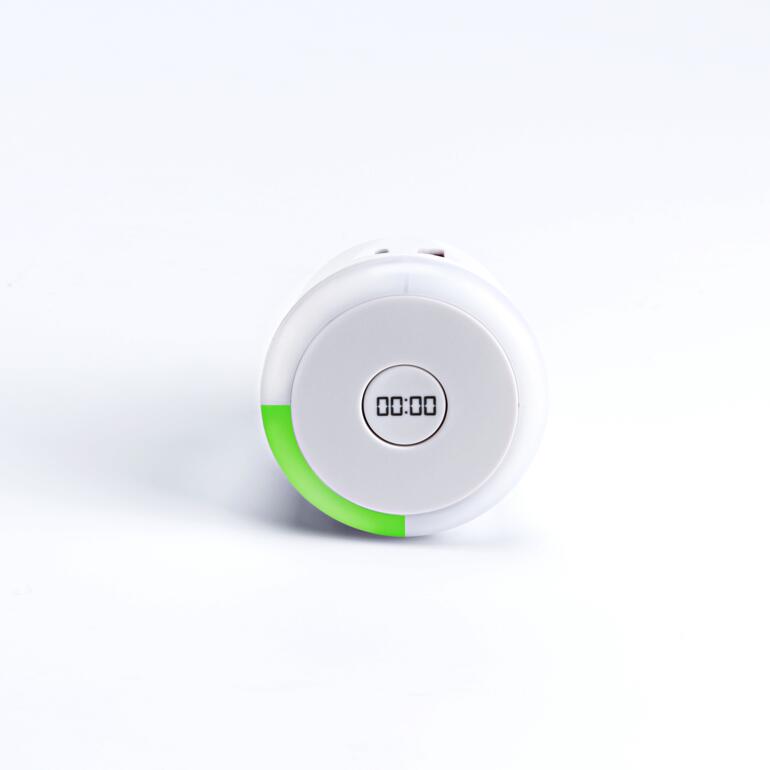 Met één druk op de knop kunt u de gewenste oplaadduur instellen: 1 uur. USB-lader met timer op een witte achtergrond