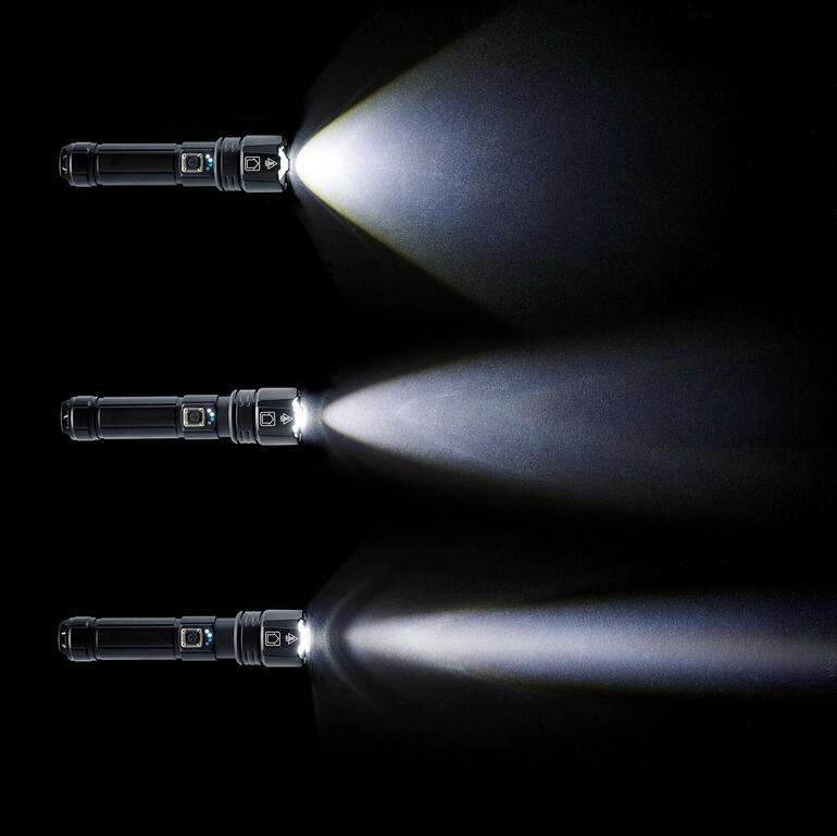 Met het telescoop-mechanisme kunt u de focus van de lichtstraal comfortabel verstellen – van een bepaald punt naar een groot oppervlak. Survival zaklamp met drie lichtstanden op zwarte achtergrond.