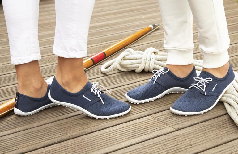 Twee personen dragen leguano® juno schoenen op een dek.