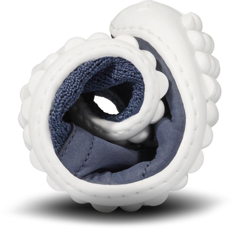 8 mm dun en extreem flexibel: de noppenzool van Lifolit®-lg. Leguano® juno schoen opgerold met een witte achtergrond.