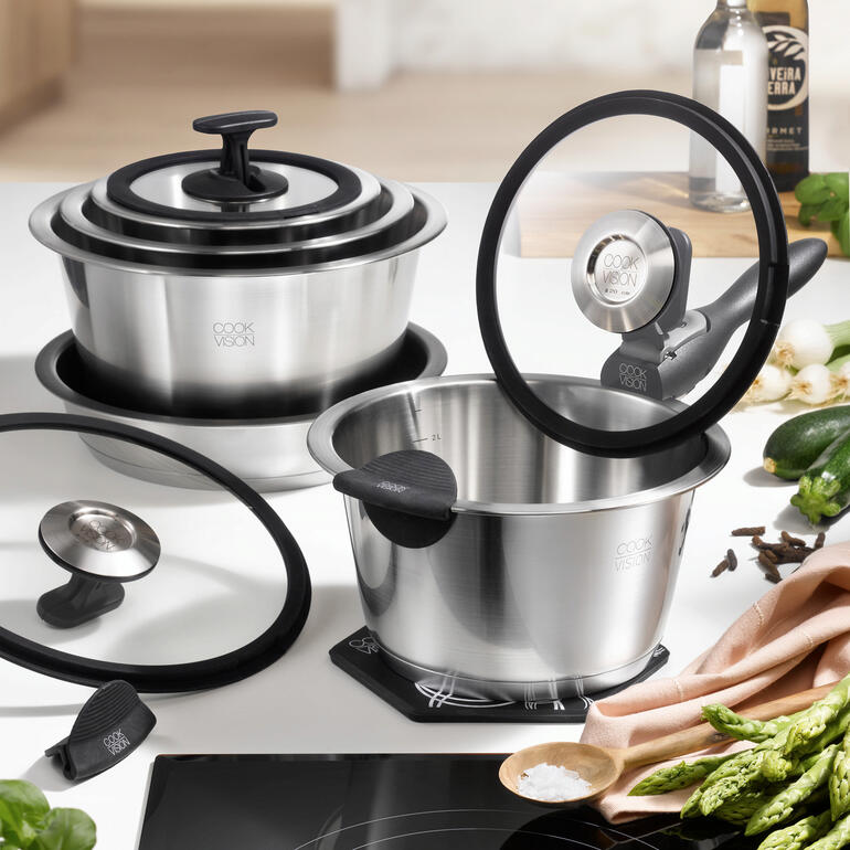 Ultracompacte 11-delige kookset op tafel met verse ingrediënten