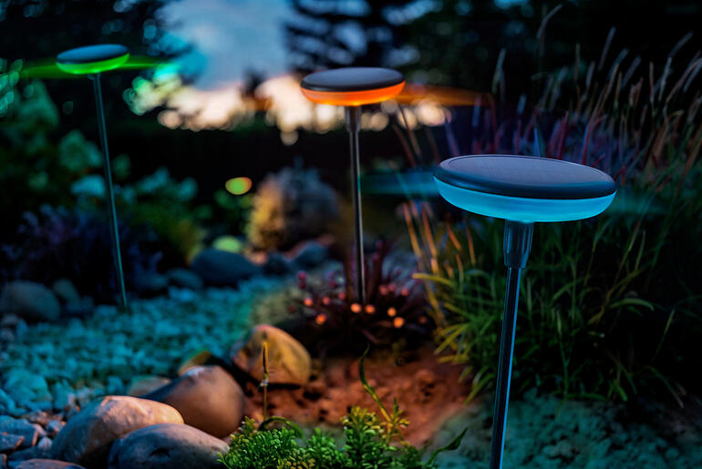 Solarlampen met kleurwissel, set van 3 Zonnebrandverlichting met kleurverandering in een tuin bij schemerlicht.