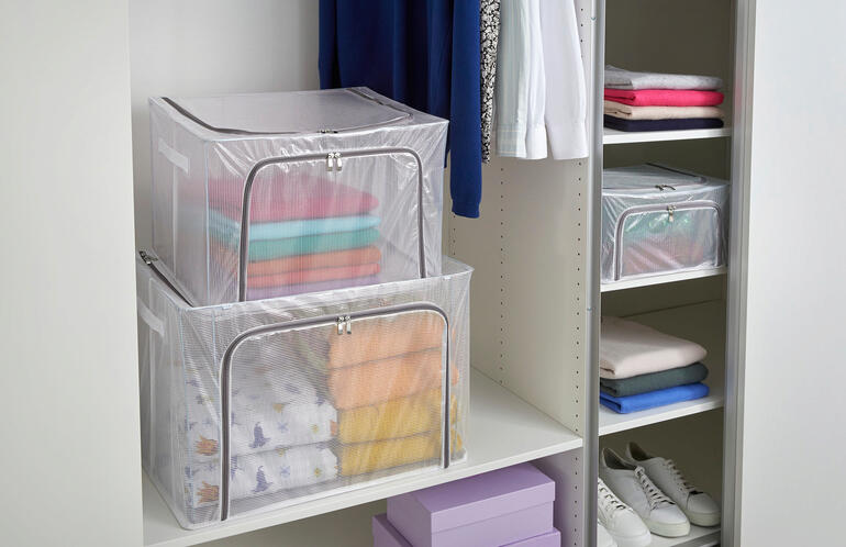 Twee opvouwbare opbergdozen in een kast met kleurrijke inhoud.