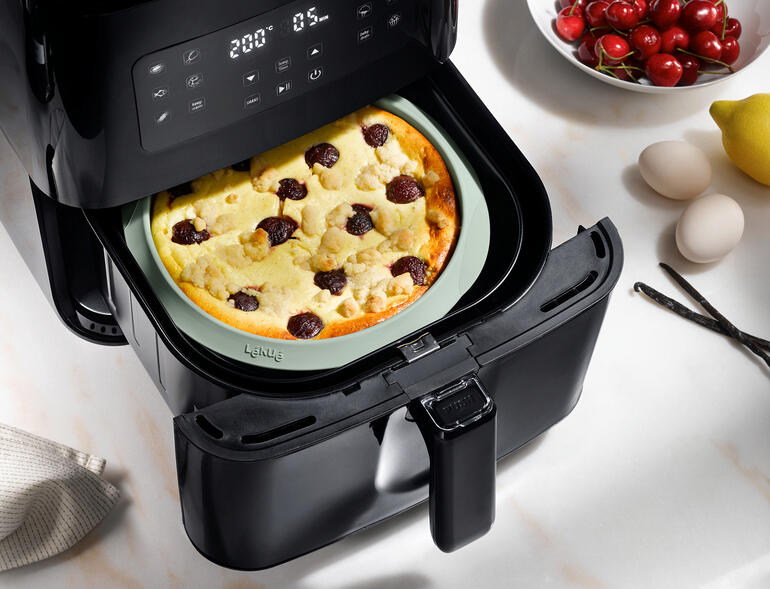 Siliconen vorm voor de airfryer met een gebakken gerecht.