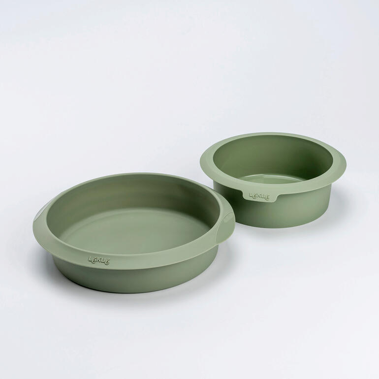Disponible en deux tailles (17 cm Ø / 22,5 cm Ø). Twee siliconen vormen in verschillende maten op een witte achtergrond.