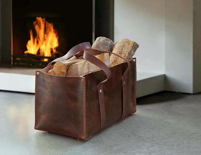 In de robuuste tas kunt u bijna 8 kilo aan haardhout, tijdschriften, tuinspullen e.d. kwijt. Universele leren tas van buffelleer met houtblokken voor een haard.