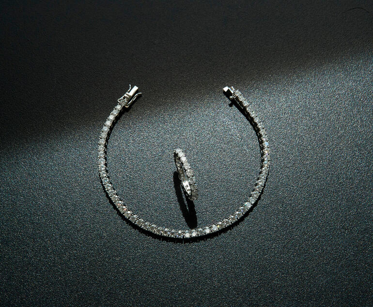 Moissanite ringen op zwarte achtergrond