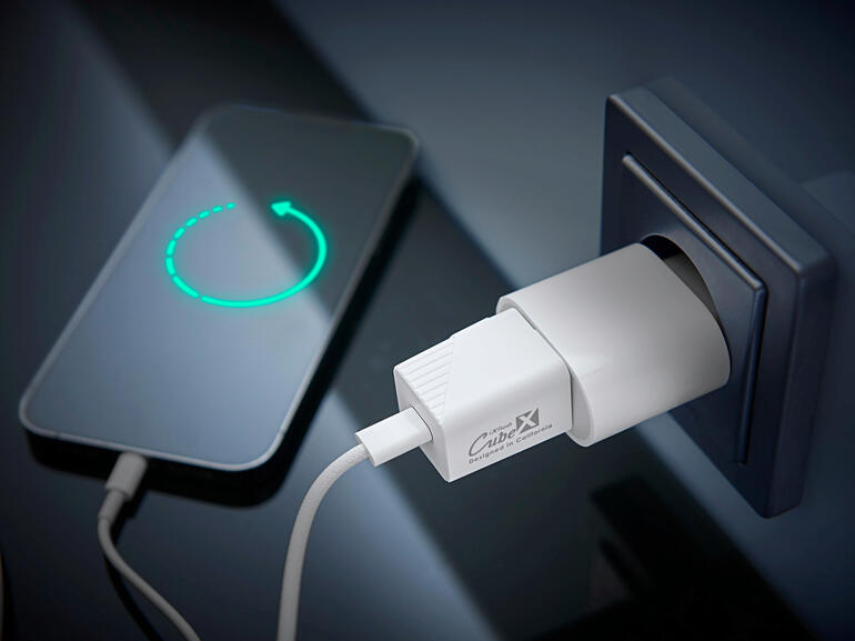 iXflash Cube oplader aangesloten op een smartphone.