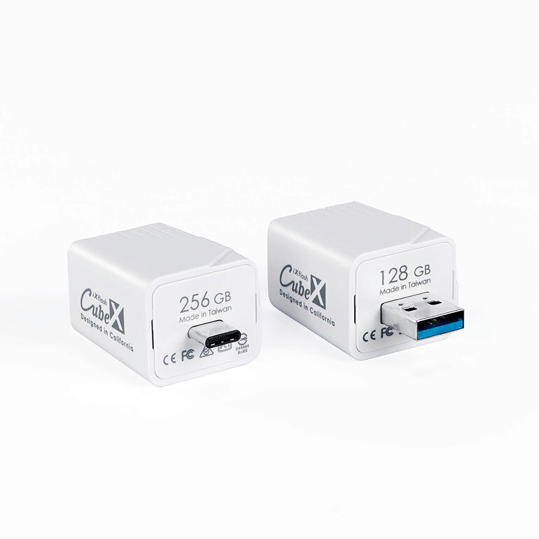iXflash Cube opslagapparaten met 128 GB en 256 GB in een rij.