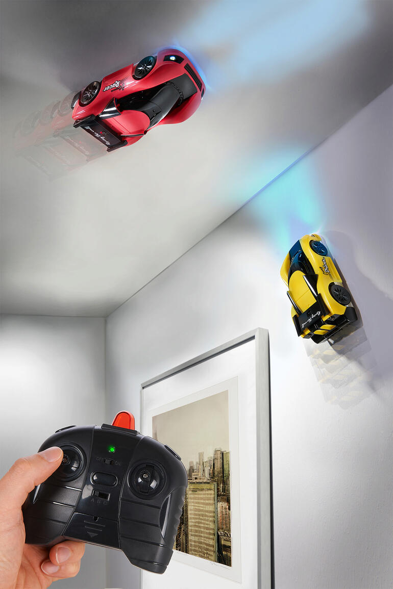 Racecars uit een set van 2 rijden langs een muur.