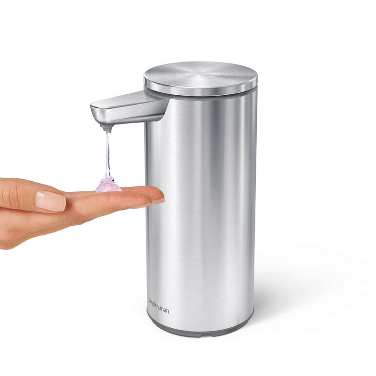 RVS sensorzeepdispenser geeft zeep op een hand.