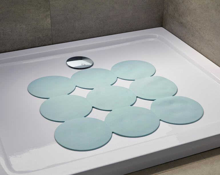 Antislipmat in een doucheruimte met duidelijke contouren.