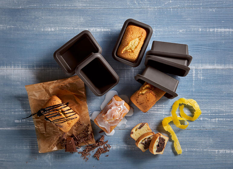 Mini-bakvorm met kleine cakes op een tafel.