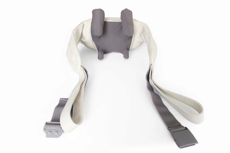 Met inschakelbare infraroodwarmte – bevordert de doorbloeding en verhoogt het wellnesseffect. Shiatsu-massageapparaat met schouderbanden vanuit verschillende hoeken.