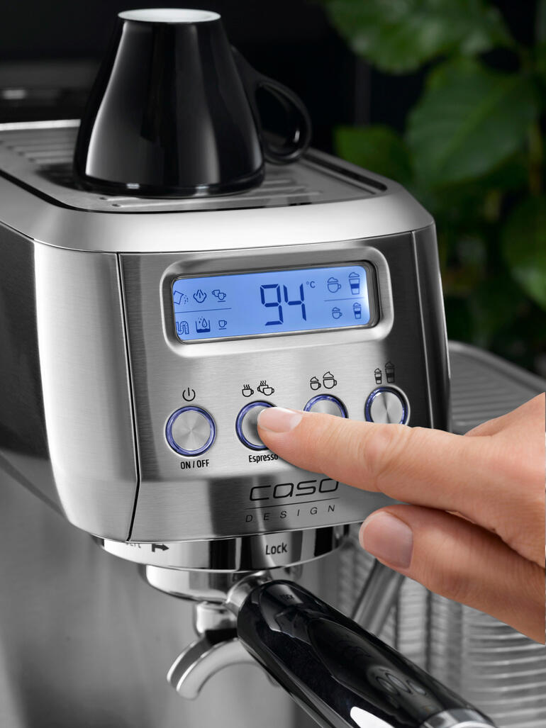 Bereid eenvoudig uw favoriete koffie met één druk op de knop – optioneel met automatisch stromend melkschuim precies zoals u dat wenst. Close-up van de bedieningsknoppen van de espressomachine.