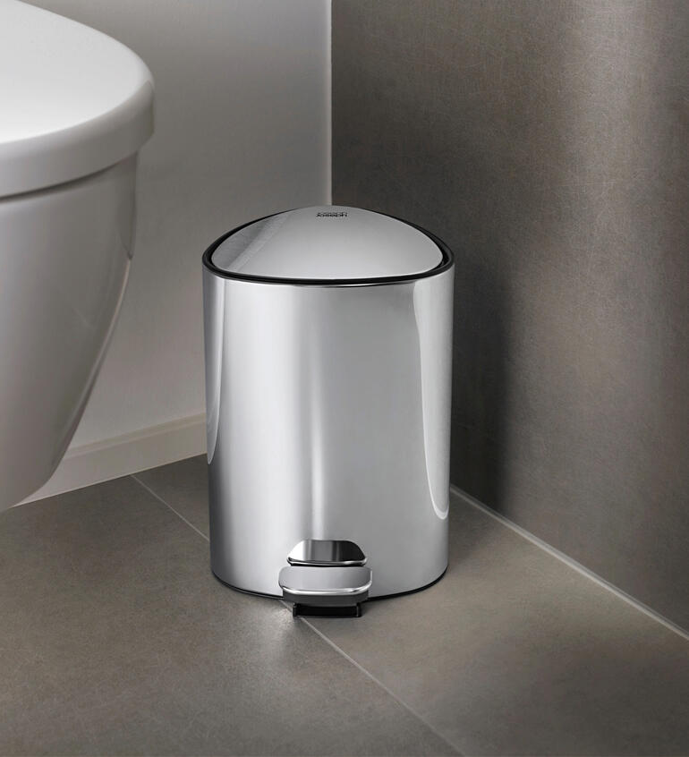 Ronde badkamerafvalbak met pedaal in een moderne badkamer.