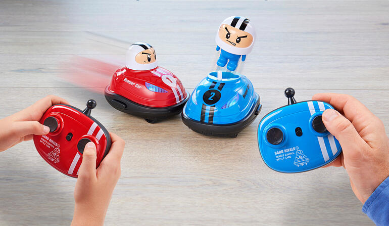 Twee radiografisch bestuurde autoscooters in een spelopstelling.