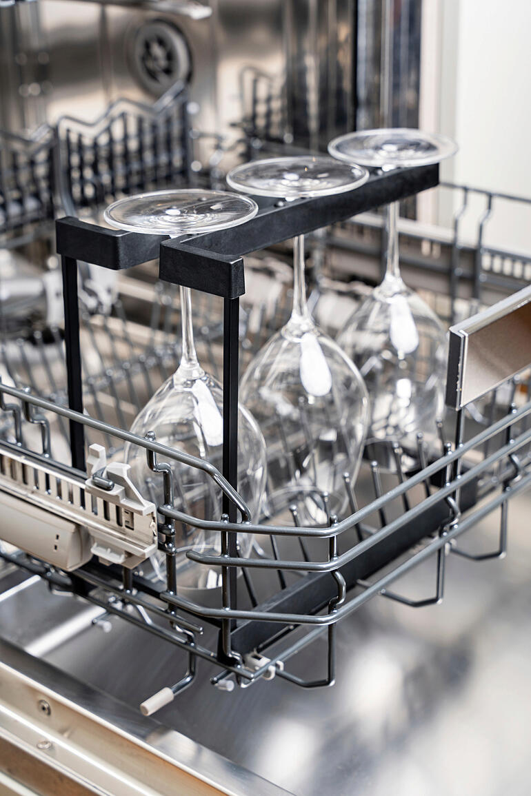 Uw wijn- en champagneglazen met een lange steel staan perfect veilig in de vaatwasser – niets breekt, schuurt of krast. Glazenhouder voor vaatwasser, gevuld met glazen in een vaatwasser.